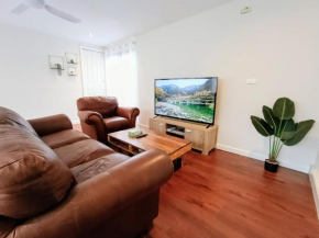 5 BR House-WIFI TV Kitchen Dining Living Laundry Backyard Free Parking